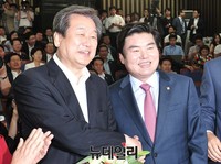 [포토] 신임 원유철 원내대표 축하하는 김무성 대표