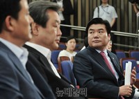 [포토] 뒤 돌아보는 새누리당 원유철 신임 원내대표