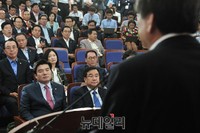 [포토] 김무성 대표 바라보는 원유철 신임 원내대표