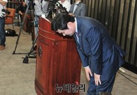 [포토] 인사하는 원유철 신임 원내대표