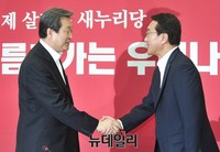 [포토] 악수 나누는 김무성-현기환