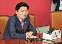 [포토] 기자회견 갖는 새누리당 원유철 신임 원내대표