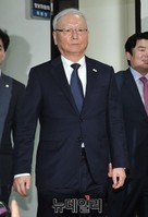 [포토] 정보위 출석하는 이병호 국정원장