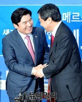 [포토] 악수 나누는 원유철-이종걸