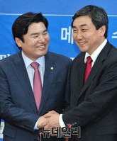 [포토] 반갑게 인사하는 여야 원내대표