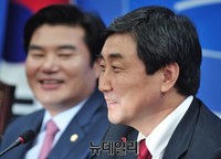 [포토] 이야기 나누는 원유철-이종걸 여야 원내대표