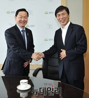 [포토] 악수 나누는 김상곤-안희정
