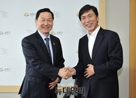 [포토] 악수 나누는 김상곤 위원장과 안희정 지사
