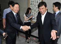 [포토] 김상곤 위원장 배웅하는 안희정 충남지사