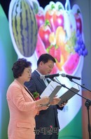 [포토] 소비촉진 다짐문 낭독하는 '김진필-김자혜' 대표