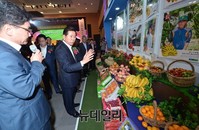 [포토] 우리농산물 전시부스 순람하는 최원병 회장