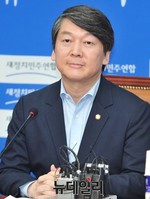 [포토] 기자간담회 갖는 새정치민주연합 안철수 전 대표