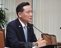[포토] 질문에 답하는 김현웅 법무부장관