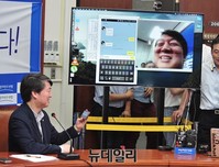 [포토] 스마트폰 해킹 시연하는 안철수 의원