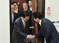 [포토] 악수 나누는 황교안-원유철