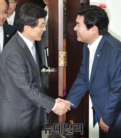 [포토] 반갑게 인사하는 황교안 총리와 원유철 원내대표