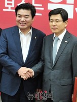 [포토] 원유철 신임 원내대표 찾은 황교안 총리