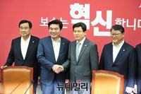 [포토] 원유철 새누리당 원내대표 예방한 황교안 총리