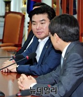 [포토] 대화 나누는 원유철 원내대표와 황교안 총리