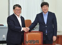 [포토] 악수 나누는 '조원진-이춘석' 양당 원내수석부대표