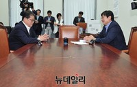 [포토] 대화 나누는 양당 원내수석부대표