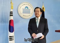 [포토] 탈당선언 후 회견장 떠나는 박준영 전 전남지사