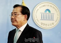 [포토] 탈당선언 후 정론관 떠나는 박준영 전 전남지사