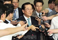 [포토] 기자들과 대화 나누는 박준영 전 전남지사