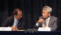 [포토] 대화나누는 이종욱-정규재 이사