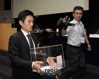 [포토] 삼성물산 임시주총, 옮겨지는 표결용지