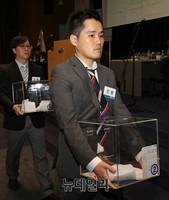 [포토] 삼성물산 임시주총, 옮겨지는 주주들의 표결용지