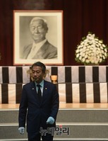 [포토] 이승만대통령 50주기추모식, 분향마친 정종섭 장관