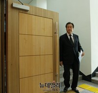 [포토] 이승만대통령 50주기추모식 입장하는 김무성 대표