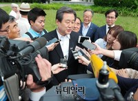[포토] 이승만대통령 50주기추모식, 답변하는 김무성 대표