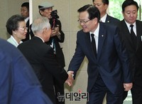 [포토] 이승만 박사 유족과 악수 나누는 정의화 국회의장