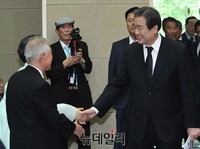 [포토] 이승만 박사 유족과 악수 나누는 김무성 대표