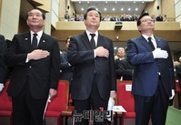 [포토] 국민의례하는 정의화-김무성-박승춘