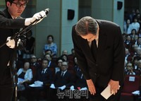 [포토] 이승만 박사 영전에 예를 갖추는 김무성 대표