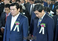[포토] 묵념하는 '원유철-이종걸' 여야 원내대표