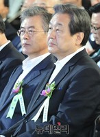 [포토] 나란히 제헌절 경축식 참석한 김무성-문재인