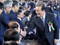 [포토] 장관들과 인사 나누는 정갑윤 국회부의장