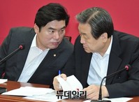 [포토] 대화 나누는 김무성-원유철