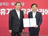 [포토] 기념사진 촬영하는 김무성 대표와 김진태 신임 인권위원장