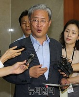 [포토] 기자들의 질문에 답하는 새정치 유성엽 의원