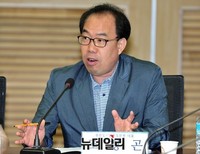[포토] 왜곡 편향 도서 토론회 참석한 조형곤 대표