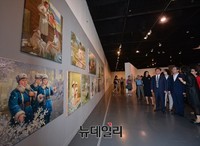 [포토] 북한유화 관람하는 홍용표장관-박원순시장