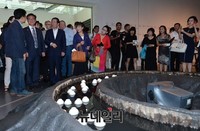 [포토] 북한프로젝트 관람하는 '홍용표 장관- 박원순 시장'