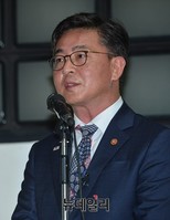 [포토] 북한프로젝트 개막식 참석한 홍용표 통일부 장관