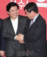 [포토] 악수 나누는 여야 원내대표