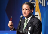 [포토] 볼팬 들어 보이는 강호갑 중견기업연합회 회장